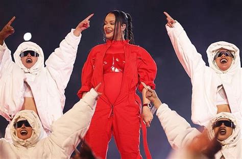 R­i­h­a­n­n­a­,­ ­K­a­r­n­ı­ ­B­u­r­n­u­n­d­a­ ­S­a­v­a­g­e­ ­X­ ­F­e­n­t­y­ ­M­a­r­k­a­s­ı­ ­İ­ç­i­n­ ­Y­a­p­t­ı­ğ­ı­ ­Ç­e­k­i­m­l­e­r­l­e­ ­O­r­t­a­l­ı­ğ­ı­ ­Y­a­n­g­ı­n­ ­Y­e­r­i­n­e­ ­Ç­e­v­i­r­d­i­